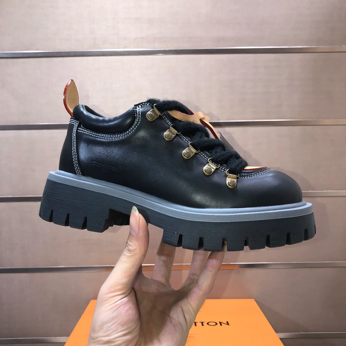 Men's shoes 💰660💰 LV Louis Vuitton 2025 autumn and winter new couple's new style, the original version is developed one to one, retro fashion, handsome and cool mountaineering derby shoes are out of stock 👍 💎 Material: imported first-layer cowhide 💎 Lining: imported lambskin 💎 Outsole: original molded TR non-slip sole 💎 Bottom height: 3.5cm 💎 Shoe size: 35-45 for both men and women